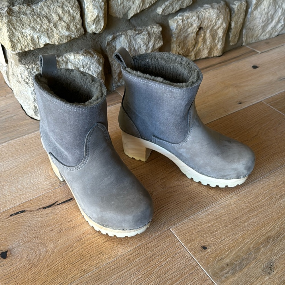 No. 6 shearling clog boots on mid tread in smoke suede on white base size 39